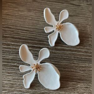 White flower earrings A304
